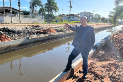 Carlos Souza supervisiona obras de contenção