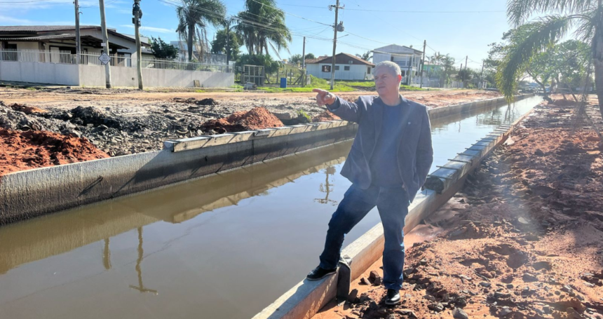 Carlos Souza supervisiona obras de contenção