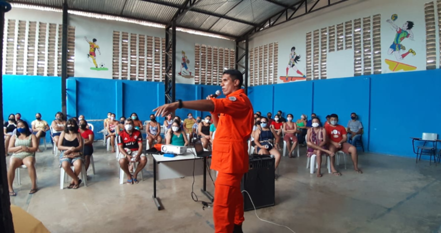 simulação de evacuação em escola