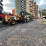 Carlos Souza supervisiona pavimentação