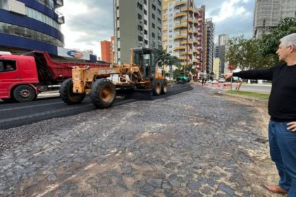 Carlos Souza supervisiona pavimentação